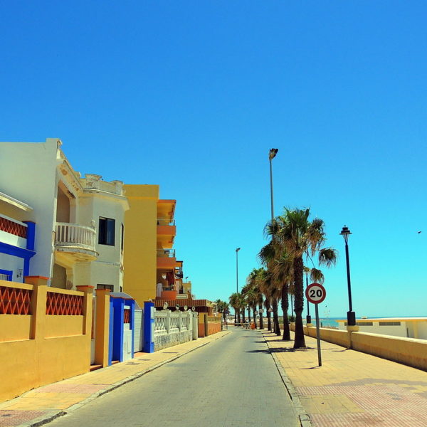 Boulevard, gele woningen