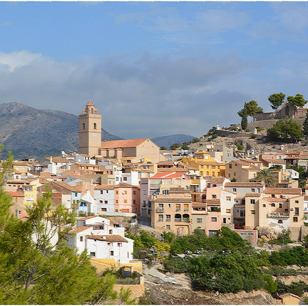 Uitzicht stad in Costa Blanca, kerk Uitzicht stad in Costa Blanca, kerk